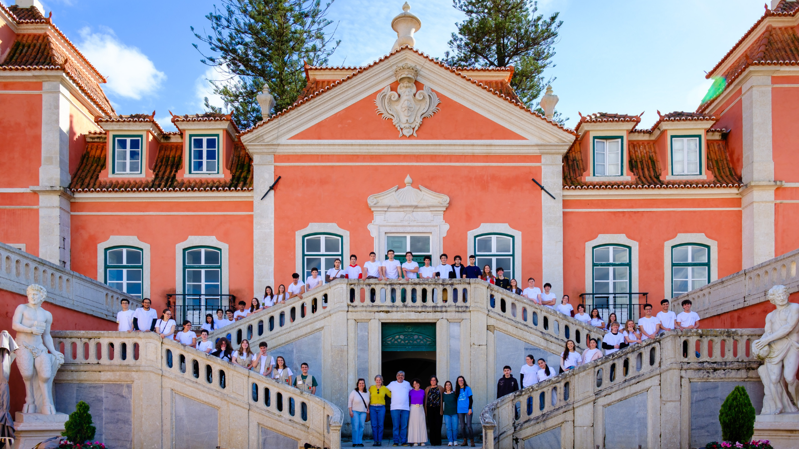 fotografia de grupo dos participantes no palácio marquês de pombal