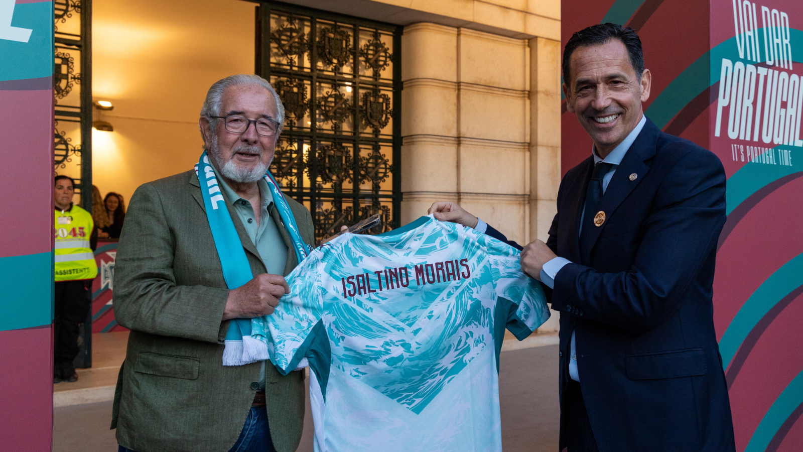 fotografia do presidente isaltino morais com camisola da seleçao portuguesa com o nome dele