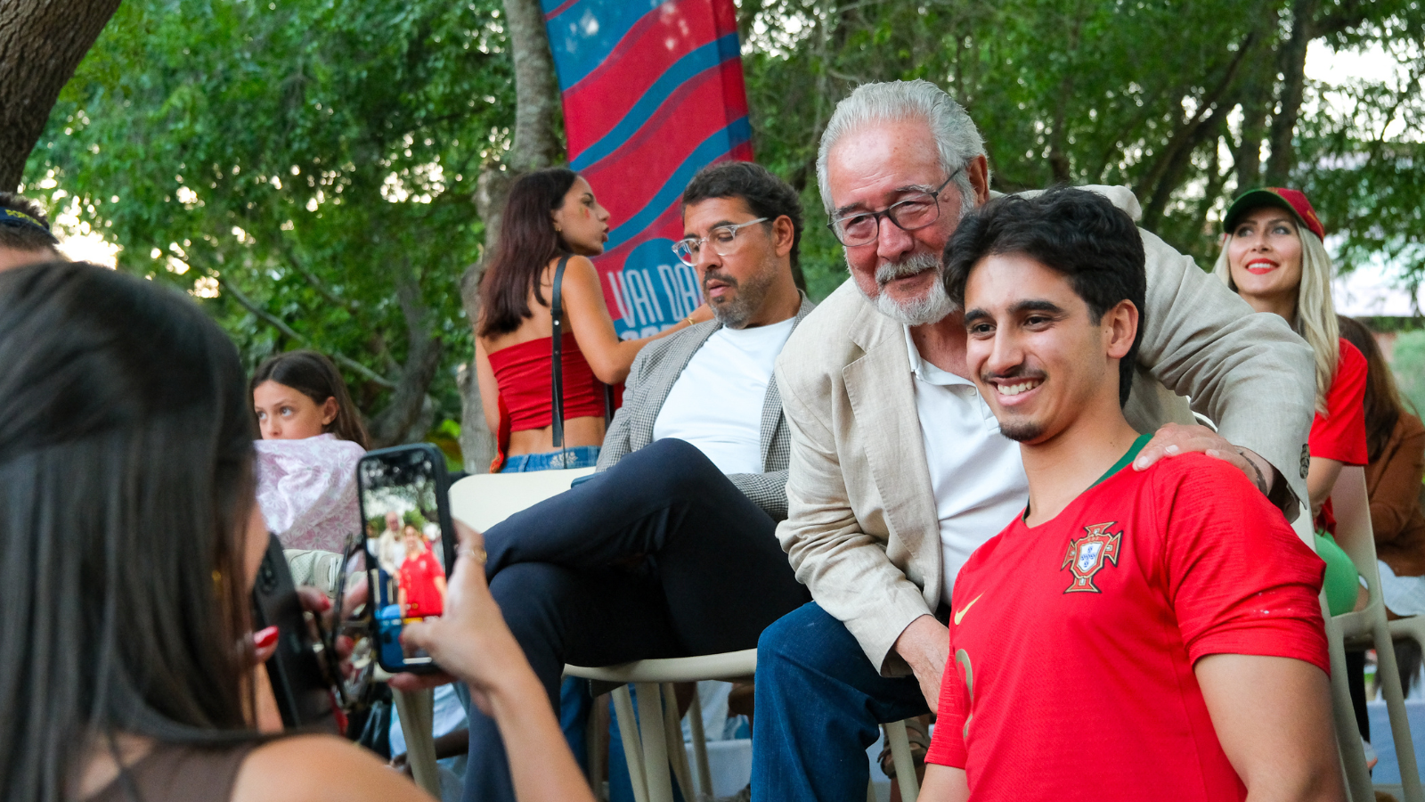 fotografia do presidente isaltino morais no jogo da selecao no jardim municipal de oeiras
