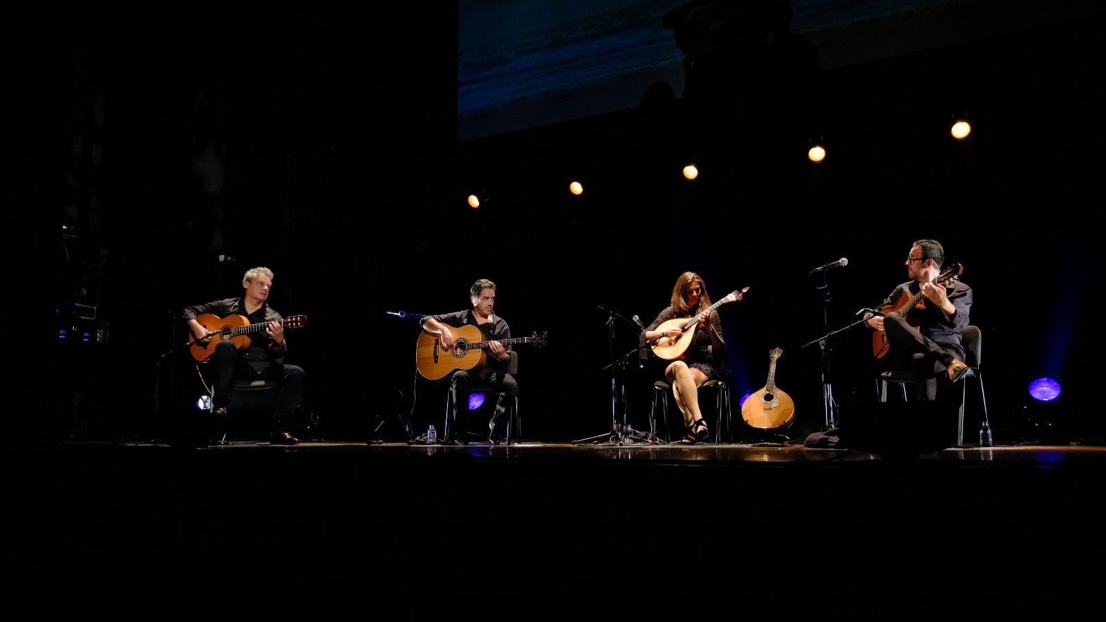 fotografia do grupo em palco