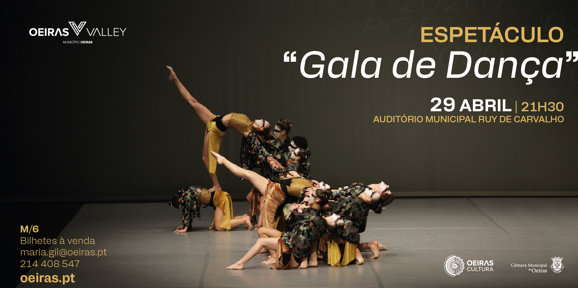 Bailarinos a dançar num palco 