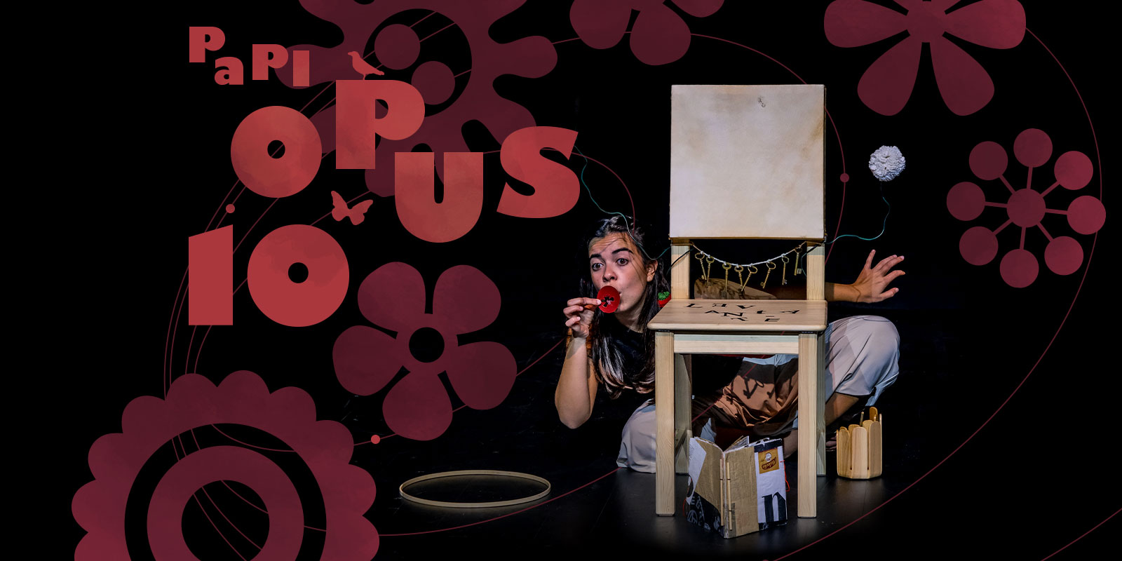 uma rapariga sentada no chão a aparecer detrás de uma cadeira