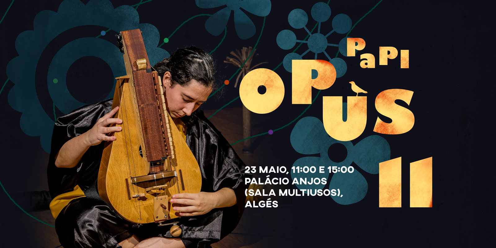 uma rapariga sentada no chão a tocar um instrumento musical