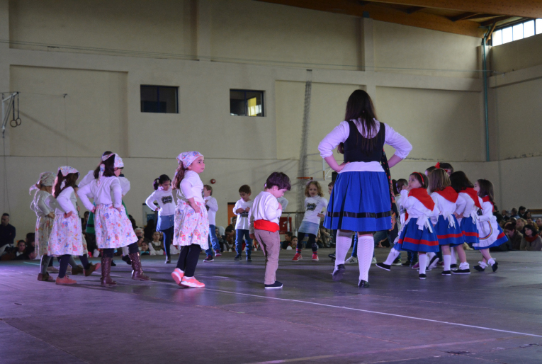 Dança tradicional com crianças 