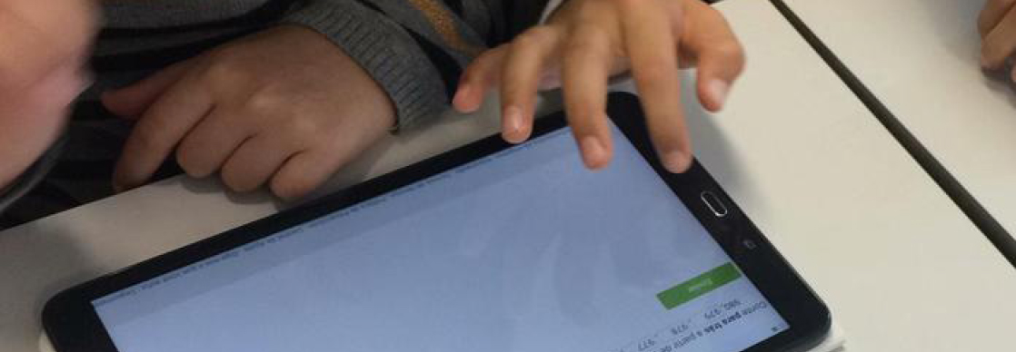 criança a utilizar um tablet