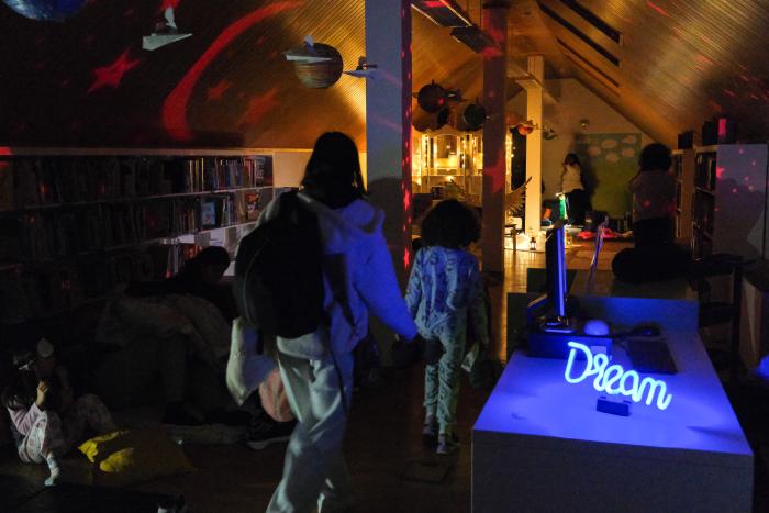 Pijama às Letras transforma Biblioteca de Algés numa noite de histórias, imaginação e partilha