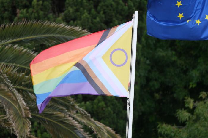 Oeiras assinalou dia 17 de maio, o Dia Internacional contra a Homofobia, Transfobia e Bifobia com hastear da bandeira arco-íris.